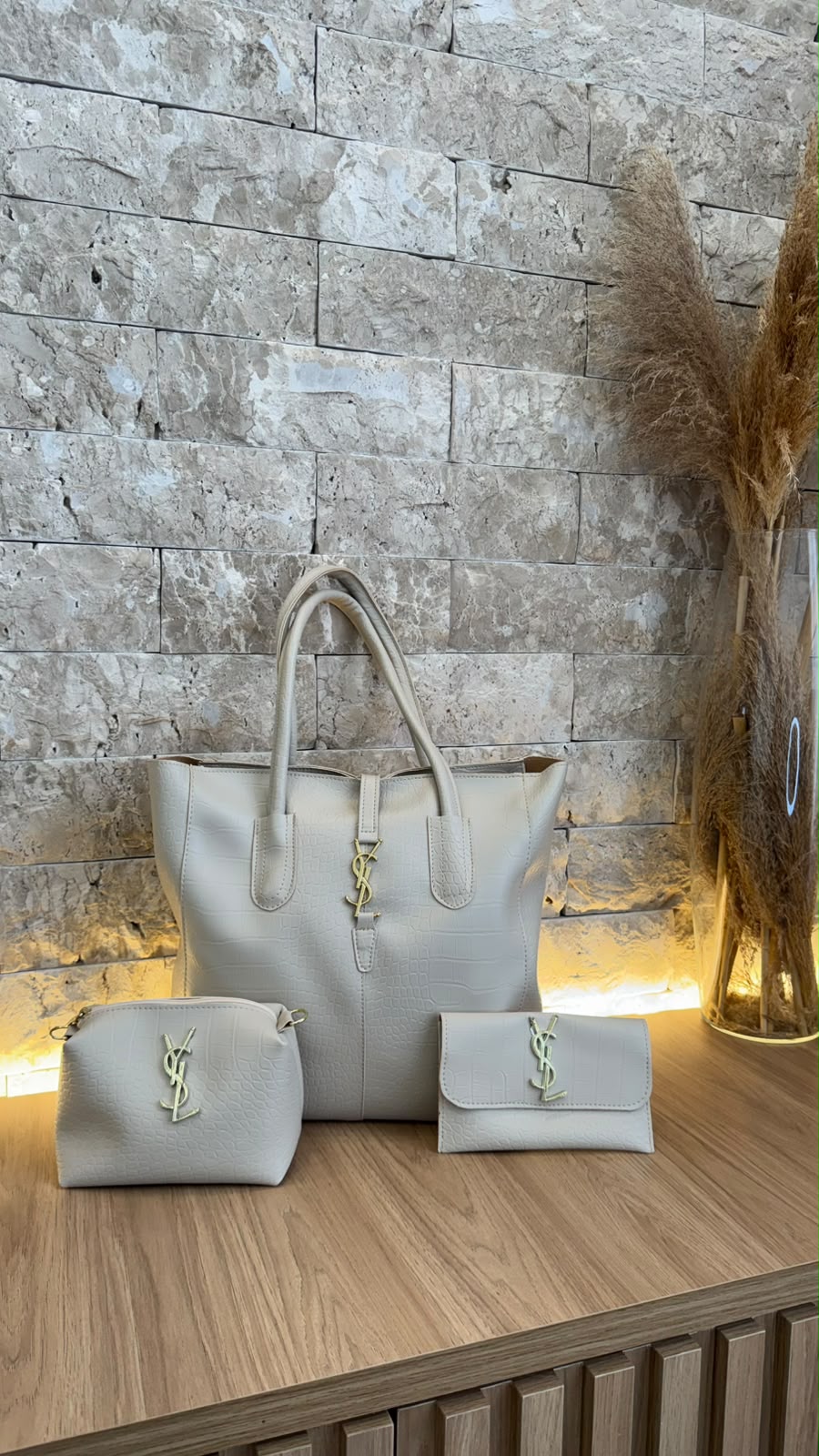 OFF WHITE